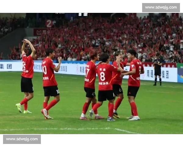 太燃了！苏超球员用一脚远射点燃全场激情