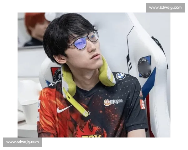 cf职业选手罕见失误，是压力过大还是状态低迷